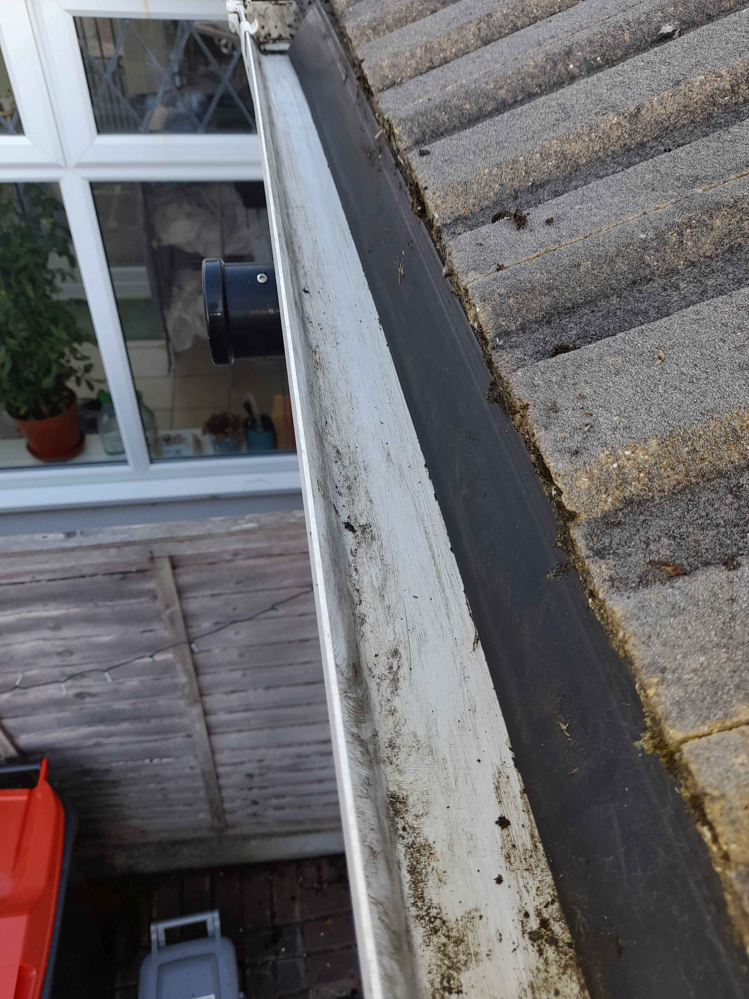 Gutter clearing, after cleaning